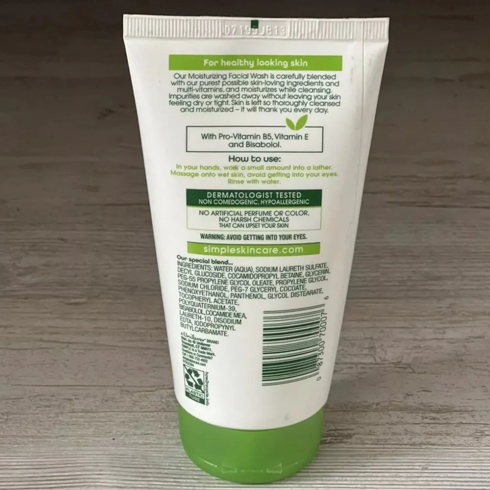 Simple Kind to Skin Moisturizing Facial Wash Cleanses Hydrates NEW